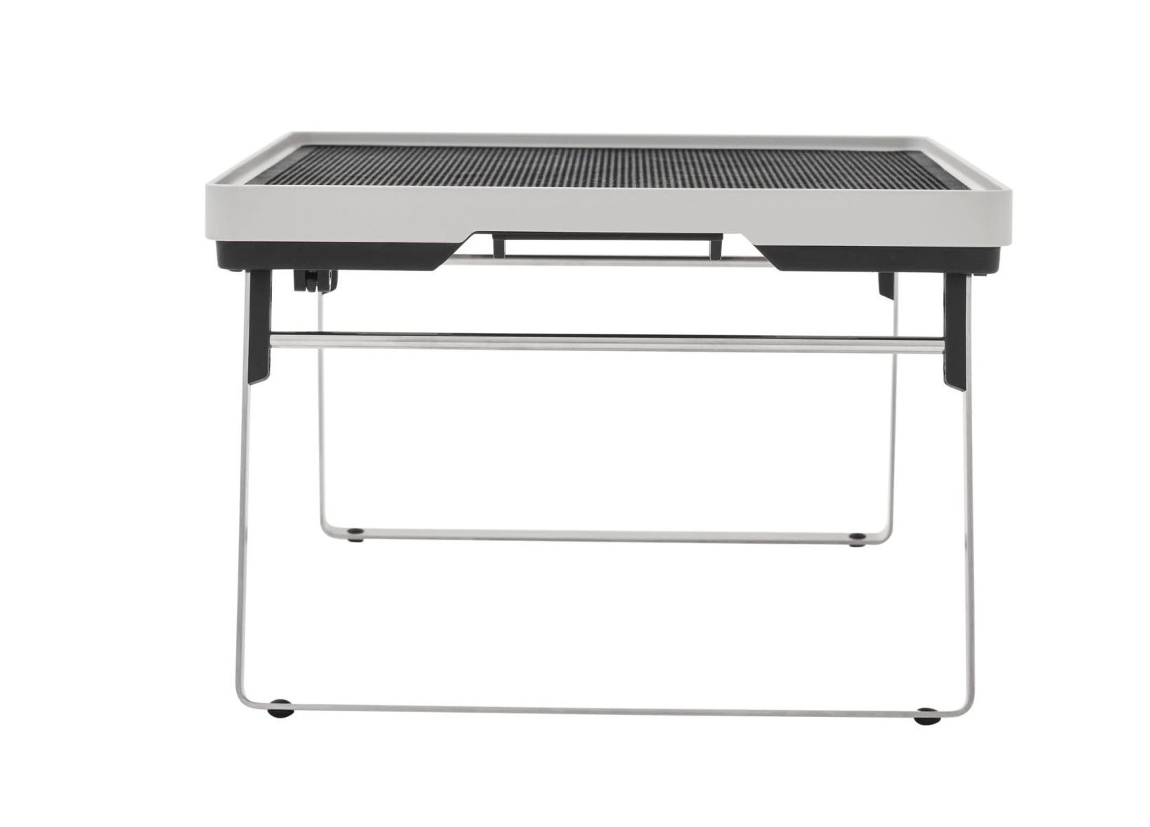 Vipp Outdoor Tisch: Quadratischer Beistelltisch mit geriffelter Tischplatte und filigranem Metallgestell für den Außenbereich.