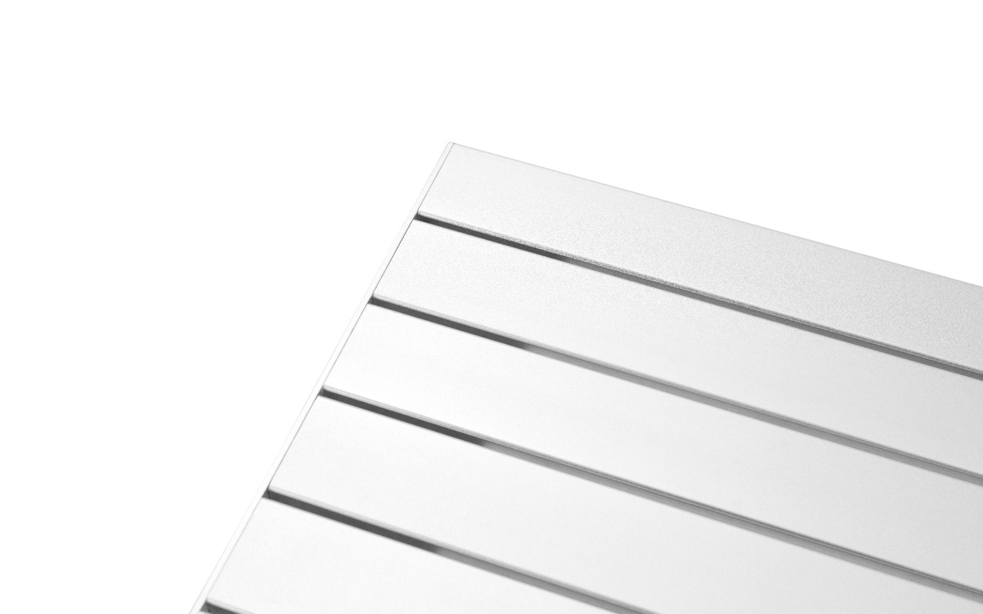 Detailaufnahme der Tischplatte des Ex Tisch Outdoor von Normann Copenhagen, silbernes Aluminium mit Lattenstruktur.