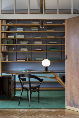 Schwarzer Bistrostuhl Sessel im Wiener GTV Design Stil vor Bücherregal und Schreibtisch.