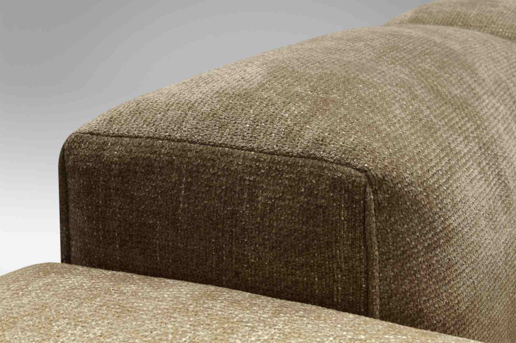 Detailaufnahme des Seatlife Sofas "Hausmodell" mit hochwertigem, braunem Stoffbezug und edlem Design.