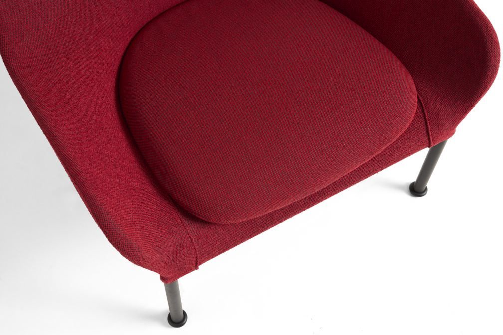Detailaufnahme des roten Hay 02 Lounge Sessels mit Stoffbezug und schwarzen Metallbeinen.