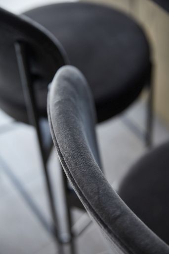 Detailaufnahme: Series 430 Barhocker von Verpan, grauer Samtbezug und minimalistisches Design für moderne Küchen.