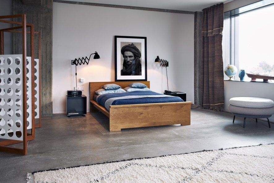 Richard Lampert Paravent Raumteiler im Schlafzimmer: Holzrahmen mit weißen, runden Aussparungen als Sichtschutz.