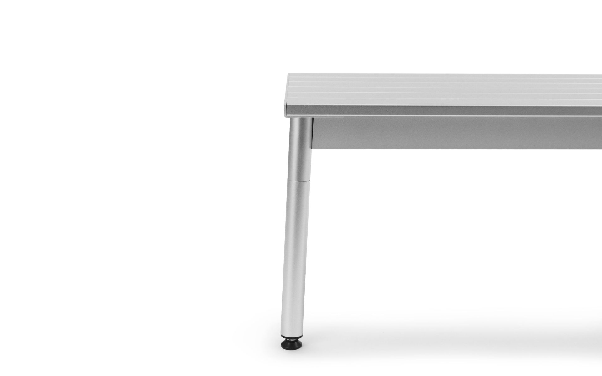 Detailaufnahme der Ex Bank Outdoor von Normann Copenhagen, silbernes Aluminium, minimalistisches Design.