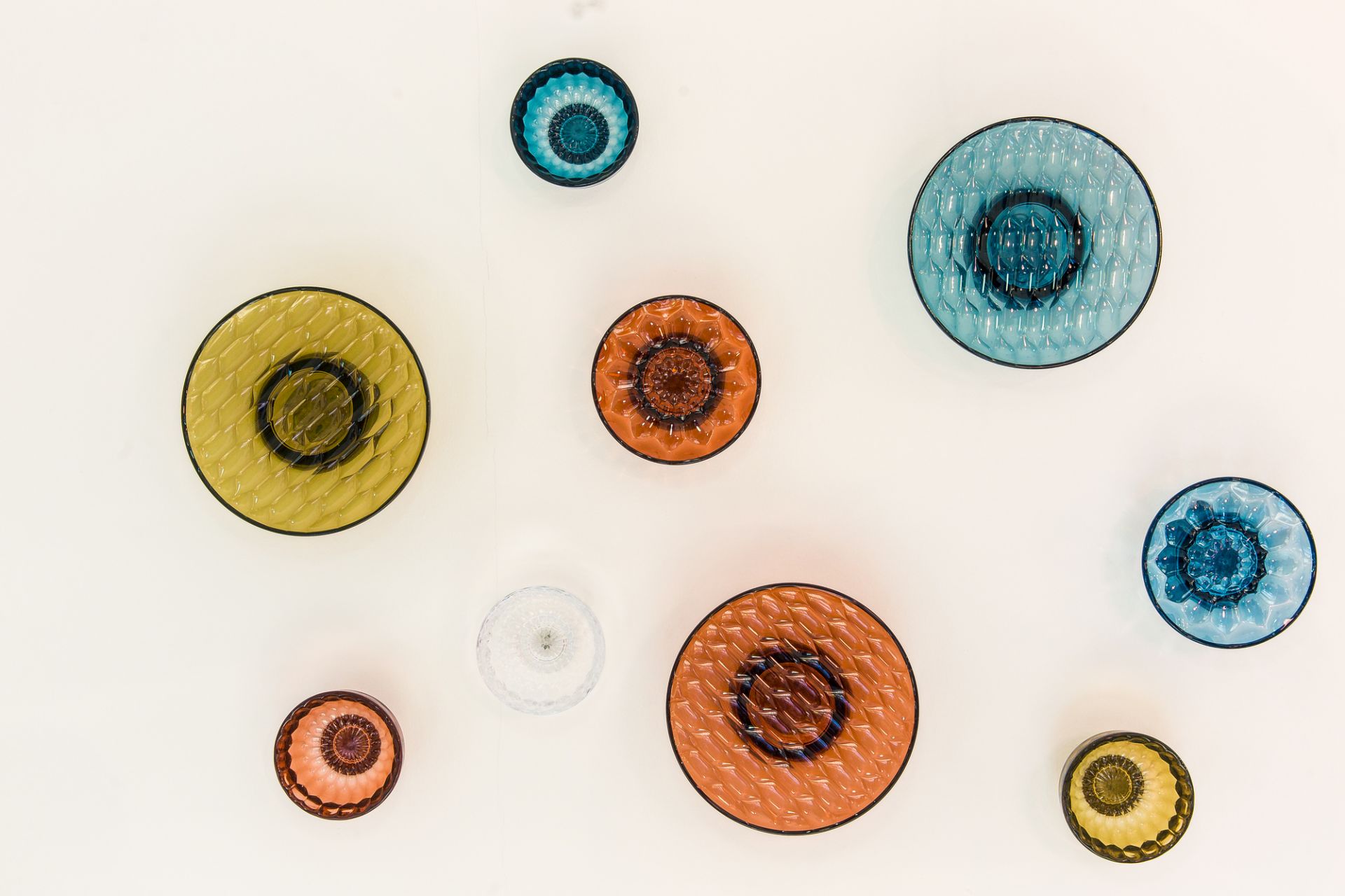 Verschiedenfarbige Jellies Coat Hangers Garderobenhaken von Kartell an einer weißen Wand, moderne Wanddekoration und Garderobenlösung.