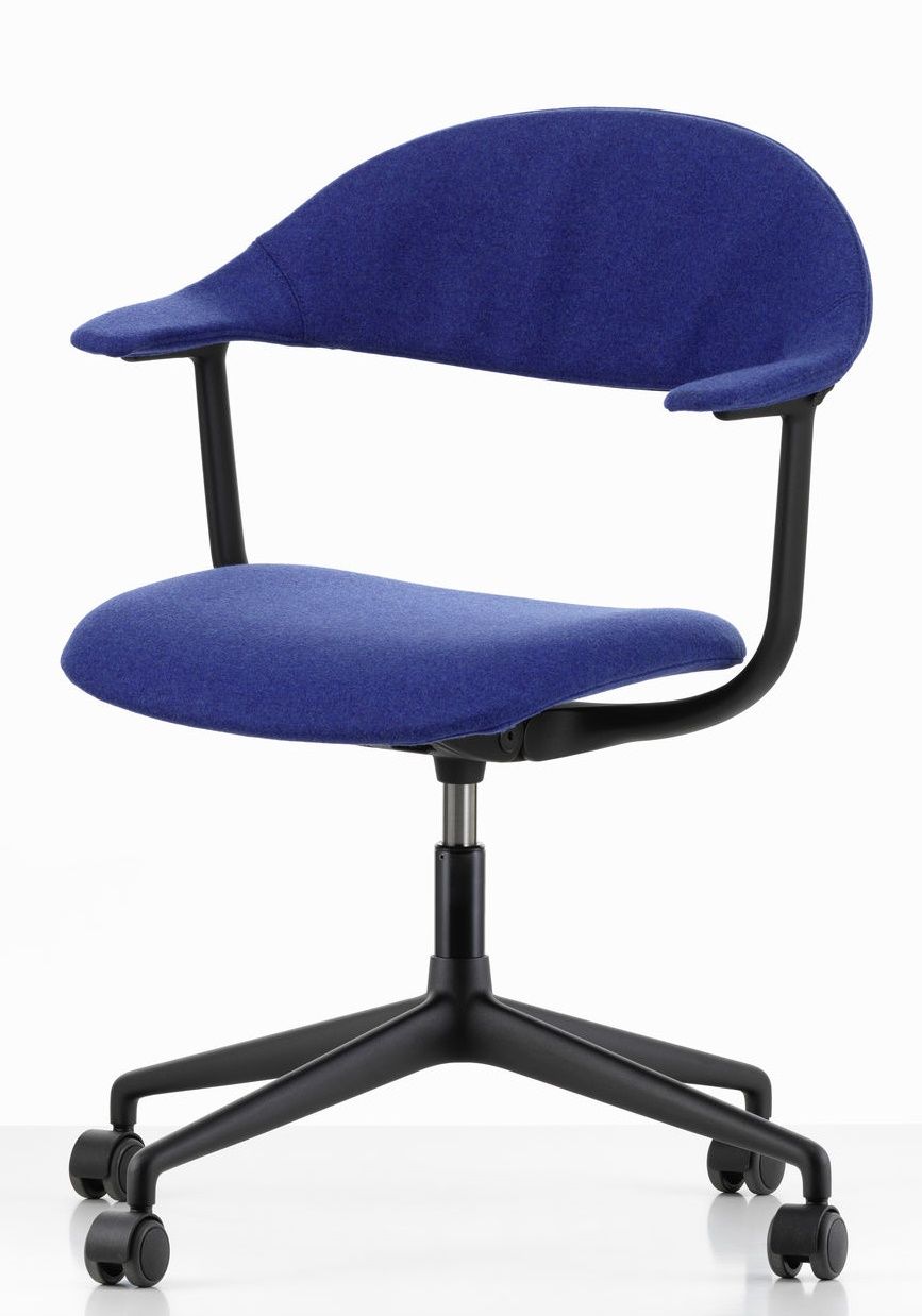 Mynt Bürodrehstuhl von Vitra mit blauem Stoffbezug, schwarzem Fußkreuz und Armlehnen für ergonomisches Sitzen.
