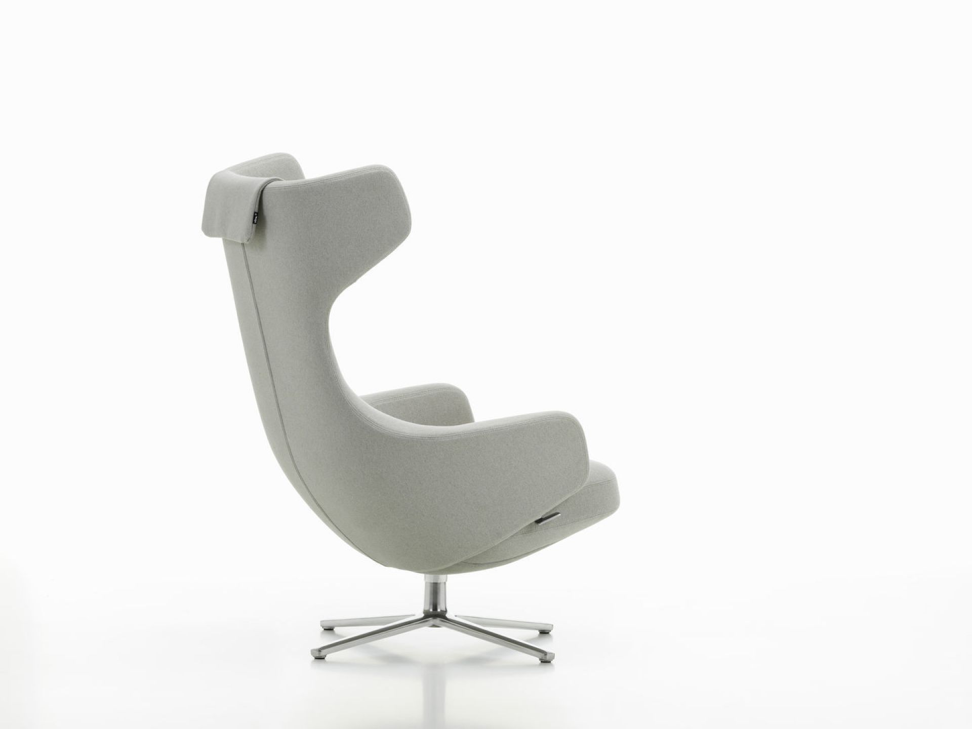 Grauer Grand Repos Sessel von Vitra mit hoher Rückenlehne und Drehfuß aus Aluminium.