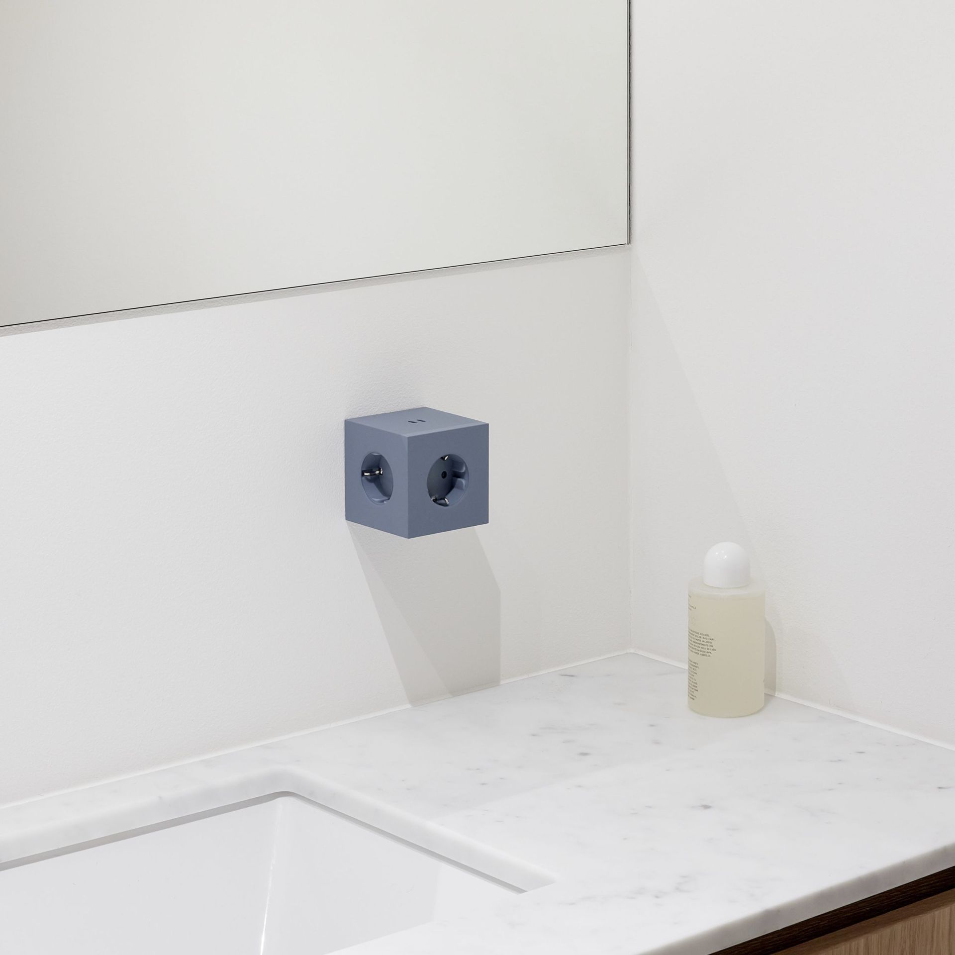 Blauer Avolt Square 2 Steckdosenwürfel mit USB-C an einer weißen Wand.