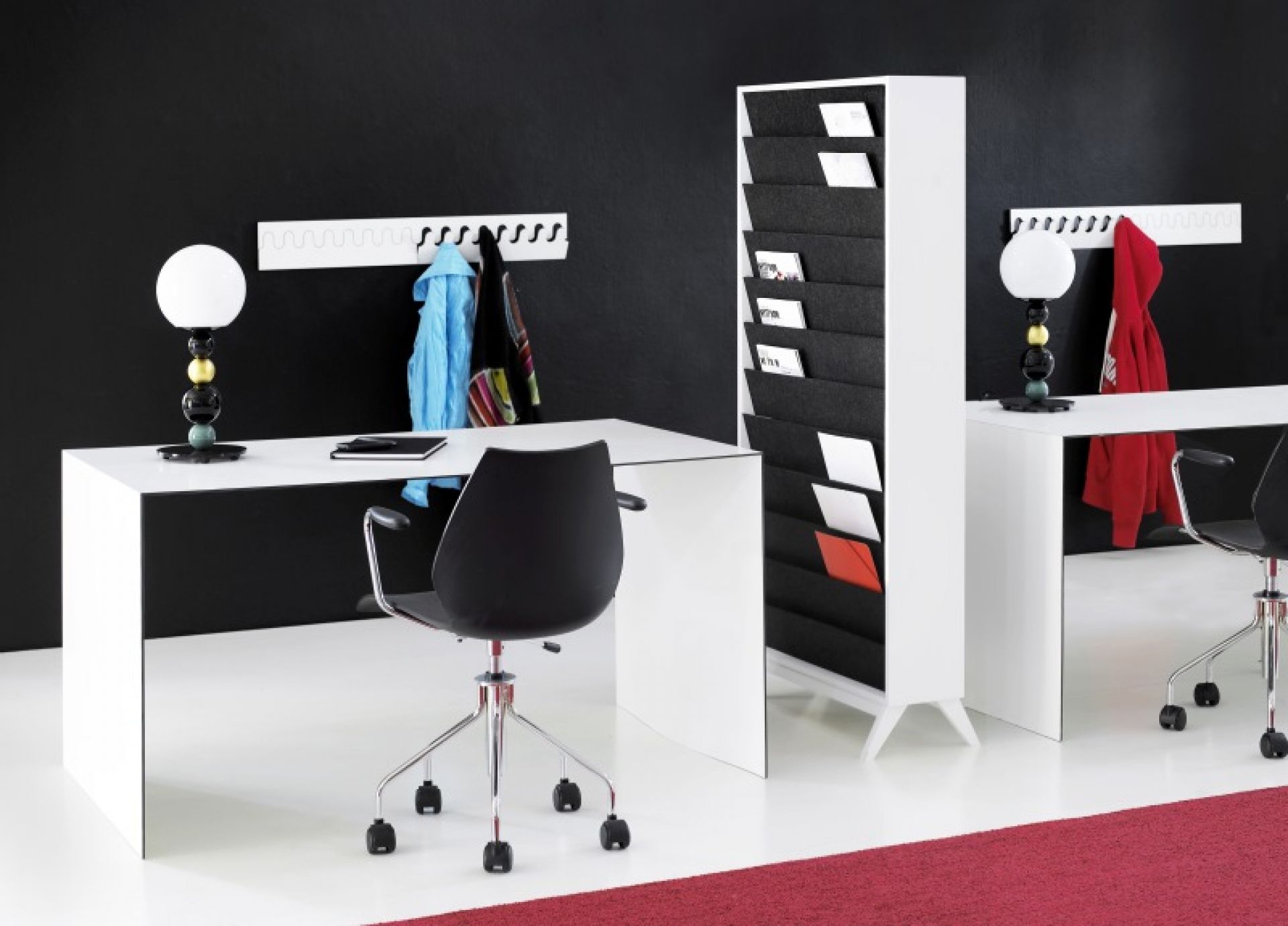 Moderner Arbeitsplatz mit weißem Thinner Tisch von Karl Andersson & Soener, Bürostuhl und Briefablage.