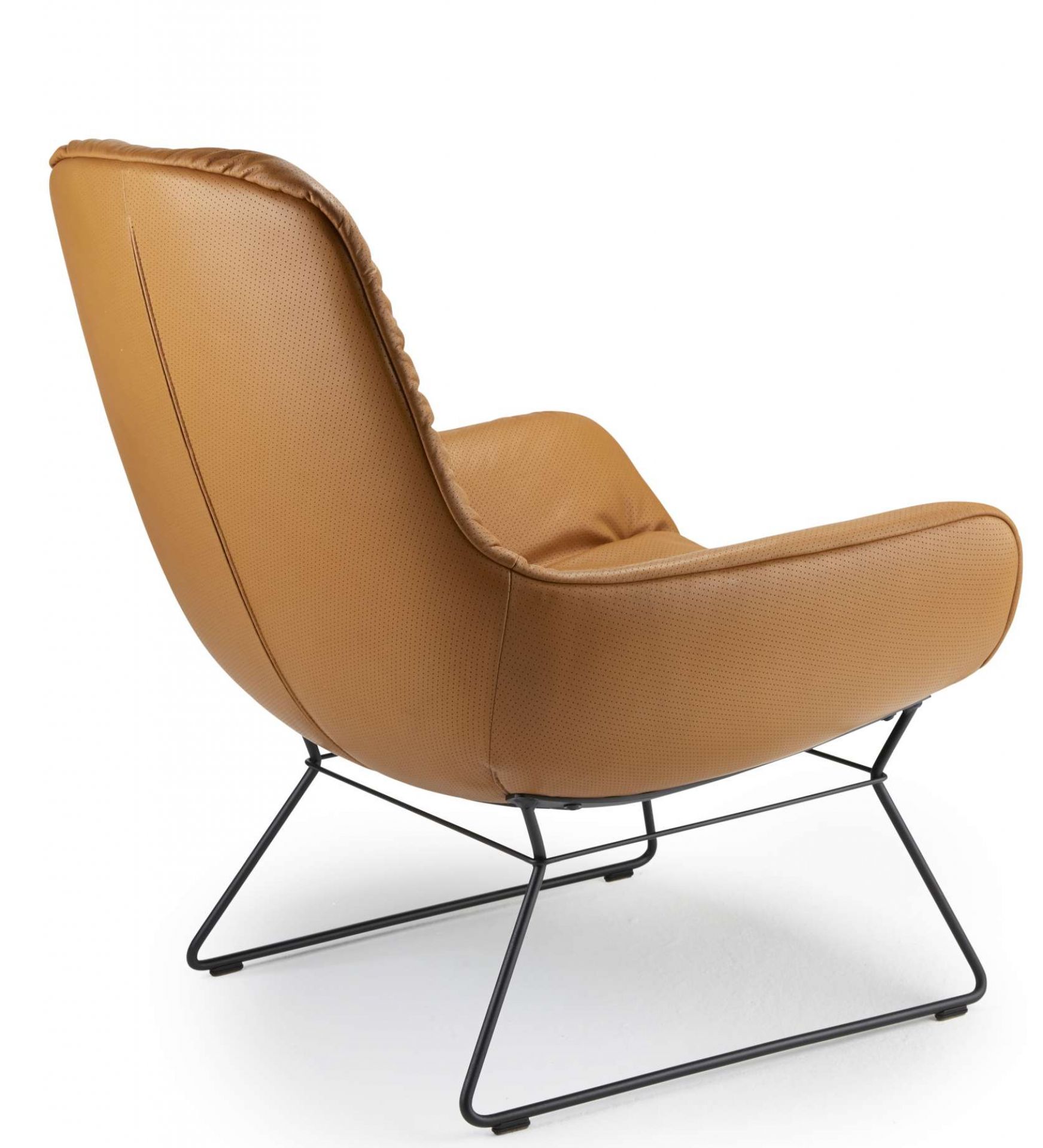 Leya Lounge Chair von Freifrau Manufaktur, Ledersessel in Cognac mit schwarzem Metallgestell, seitliche Ansicht.