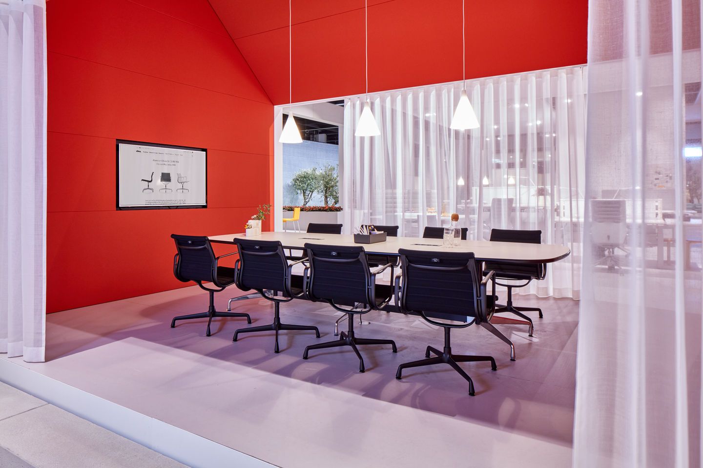 Konferenzraum mit langem Tisch und schwarzen Aluminium Chair EA 104 Stühlen von Vitra.
