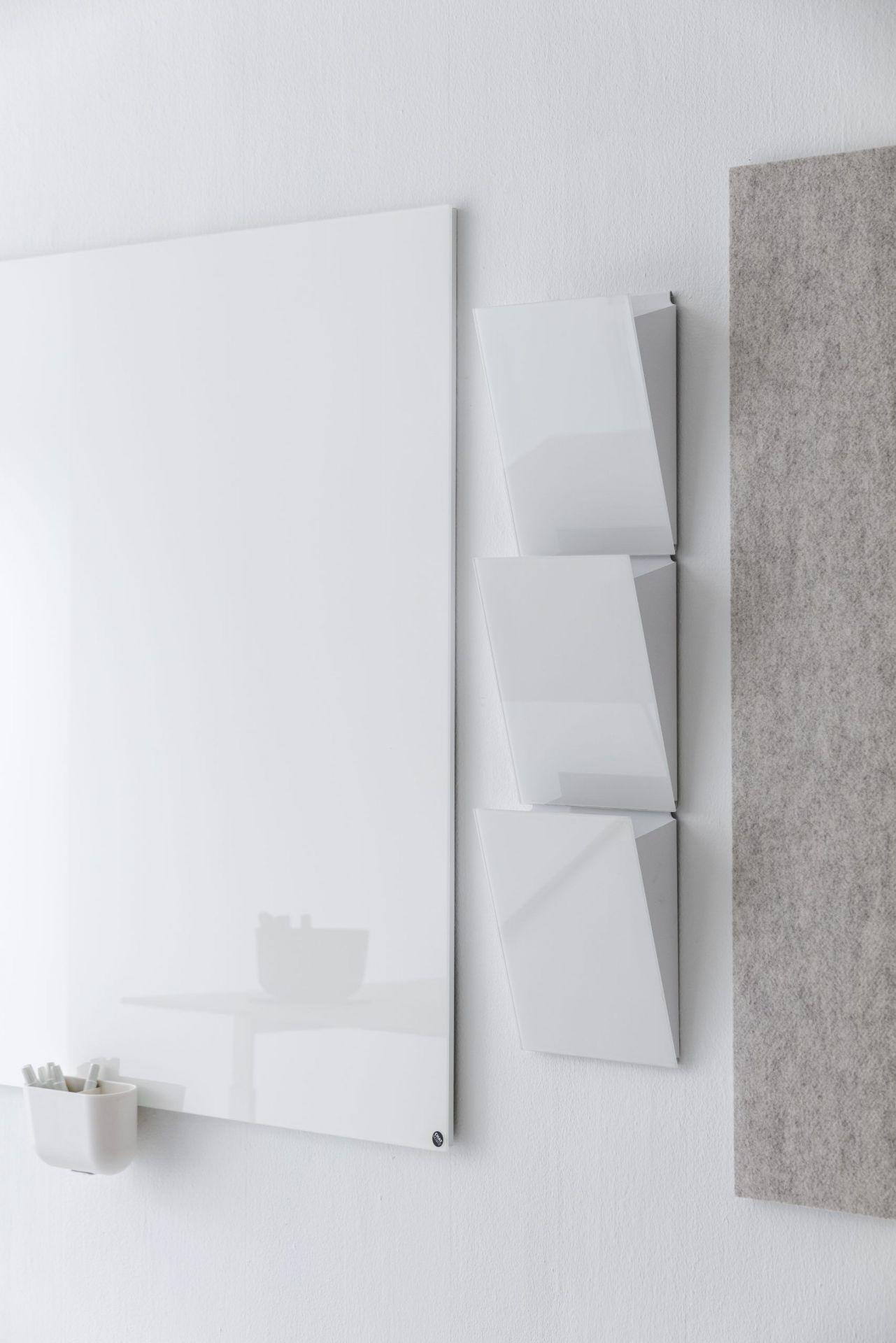 Weiße Chat Board Classic Glastafel an der Wand mit Stifthalter und Ablagefächern, magnetische Whiteboard für Büro und Zuhause.