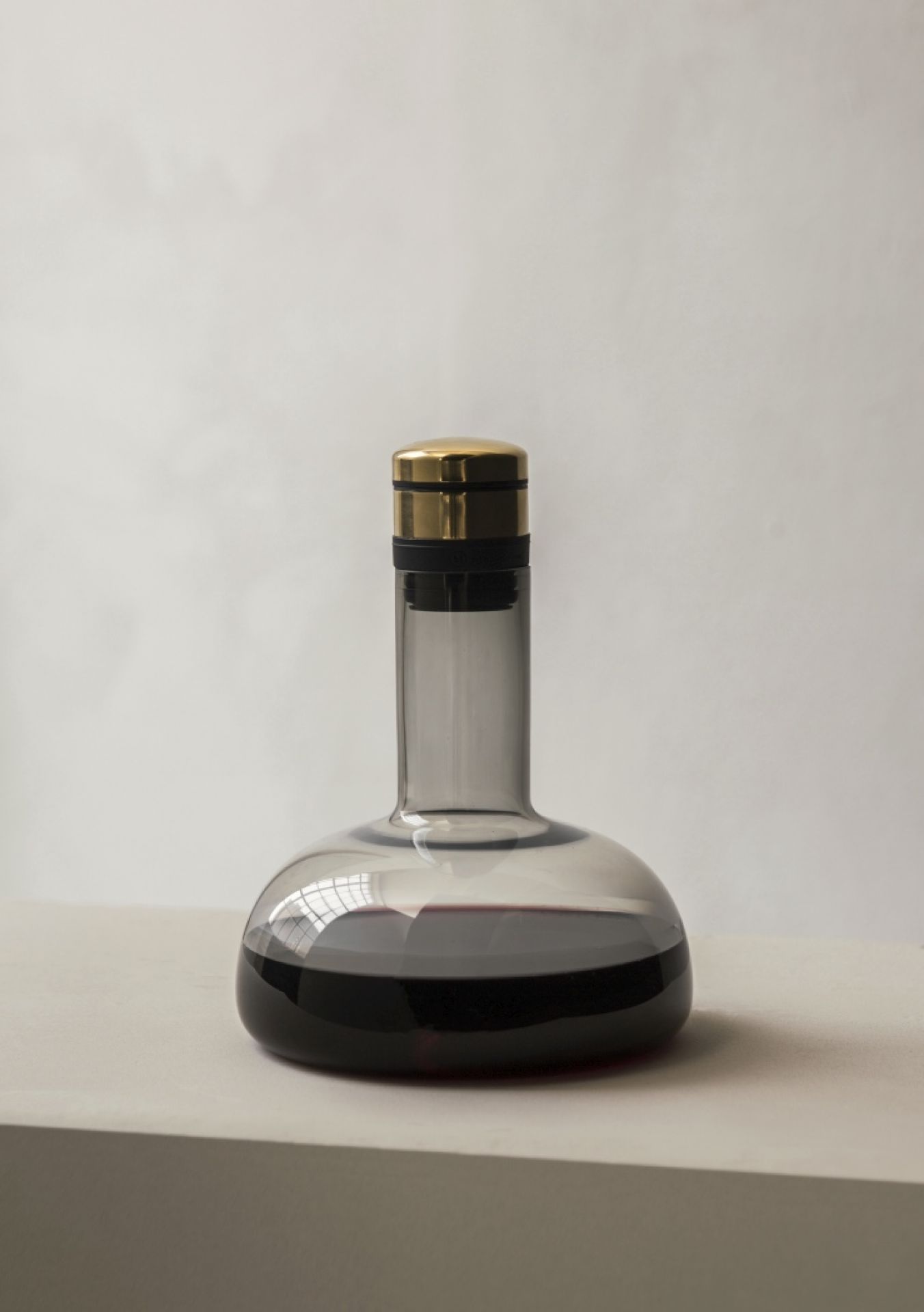 Wine Breather Collection Karaffe von Audo mit Rotwein und goldenem Verschluss für Weinliebhaber.