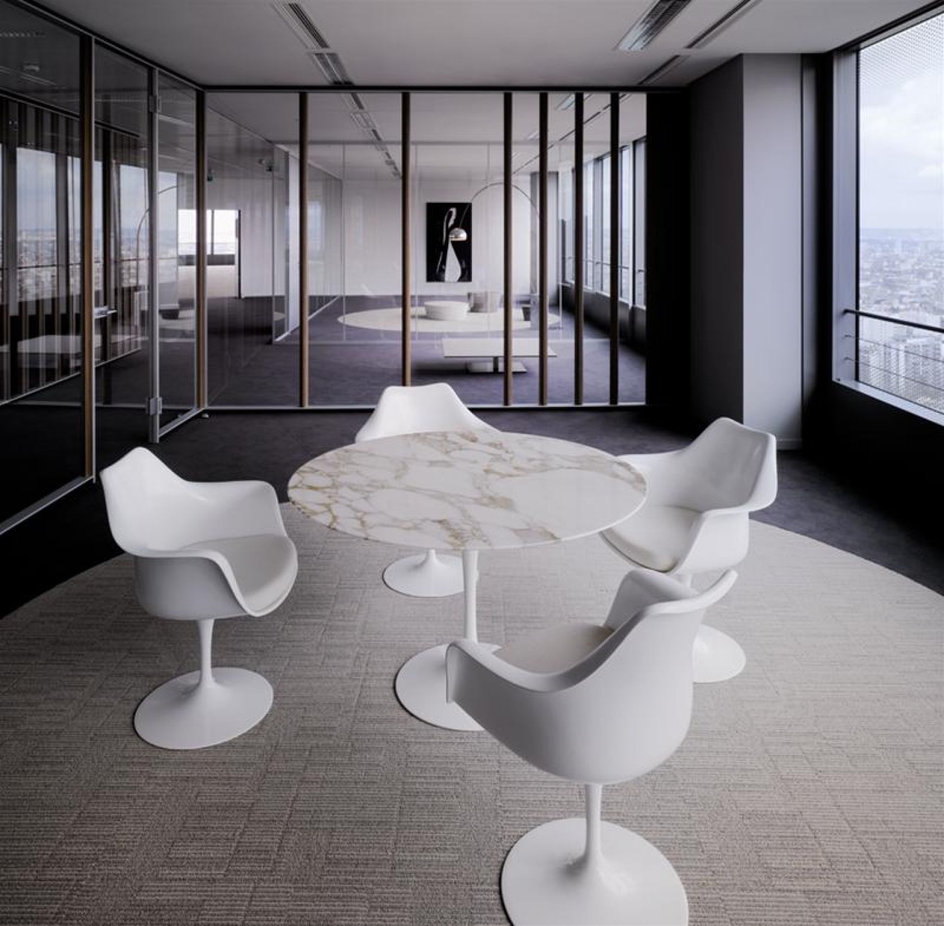 Saarinen Esstisch rund von Knoll International mit Marmorplatte und weißen Tulip Stühlen in modernem Büro.