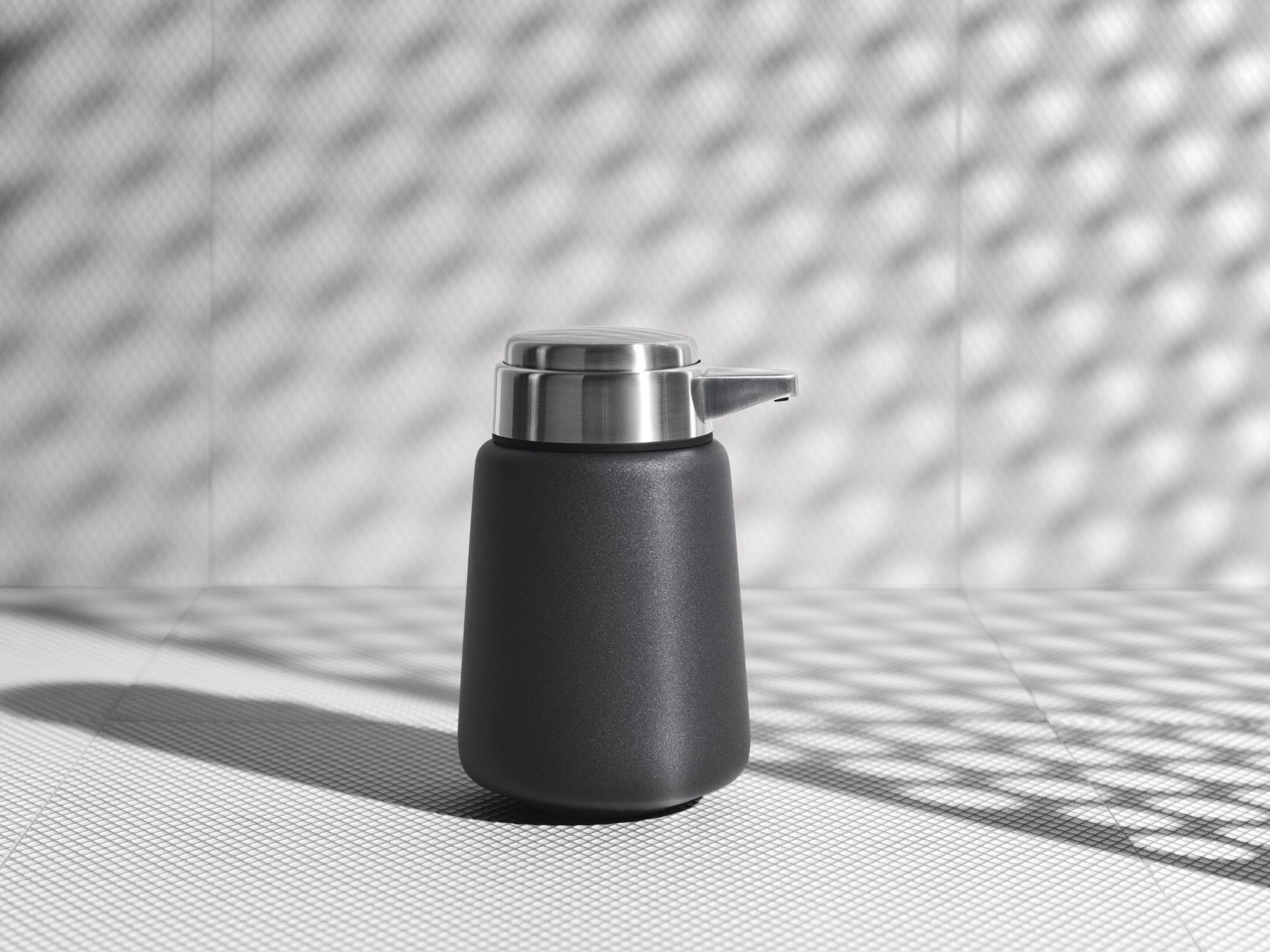Zwarte zeepdispenser van Vipp