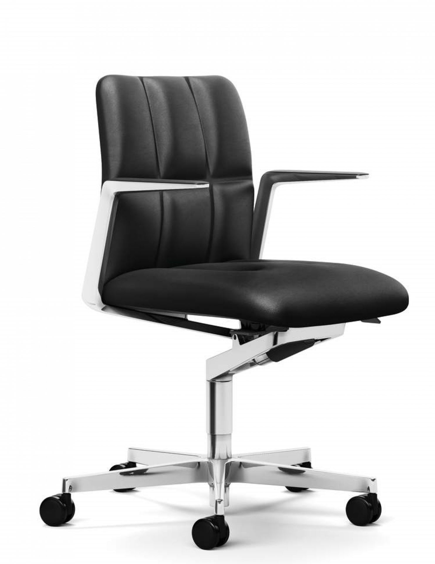Walter Knoll Leadchair Management Drehstuhl mit schwarzem Lederbezug und silbernem Fußkreuz.