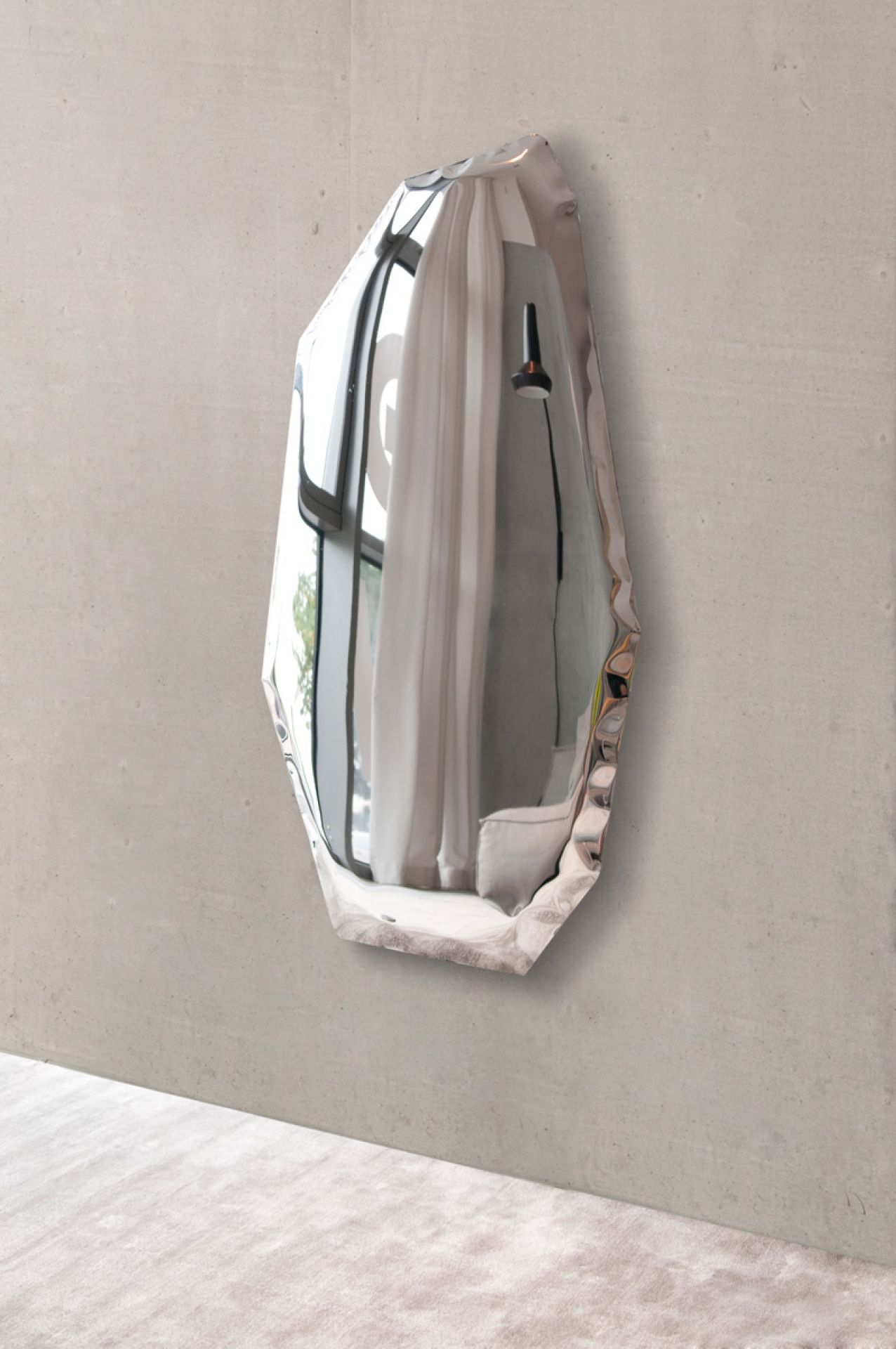 Tafla Spiegel von Zieta, ein moderner Design-Wandspiegel mit unregelmäßiger Form und silberner Oberfläche.