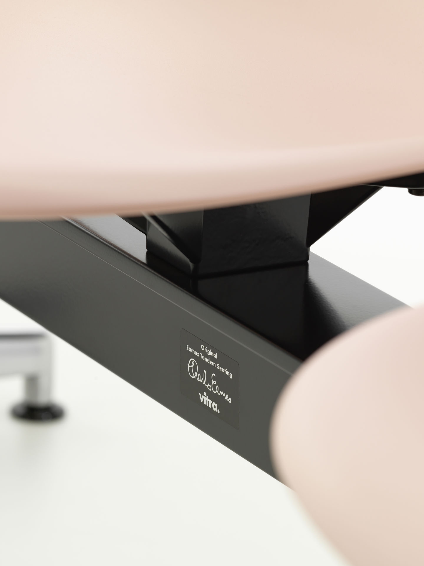 Detailaufnahme des Vitra Eames Plastic Side Chair RE auf Traverse, modernes Design Sitzmöbel für Wartebereiche.