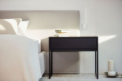 Schwarzer Dina Beistelltisch von Jan Kurtz aus Eiche neben einem Bett mit Nachttischlampe.