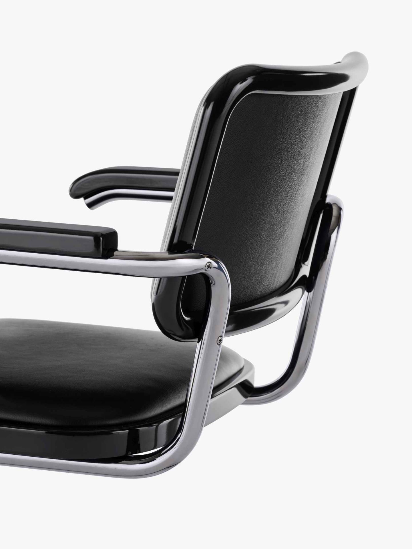 Detailaufnahme des JS. Thonet Freischwinger S 64 P mit schwarzem Leder und verchromtem Stahlrohrgestell.