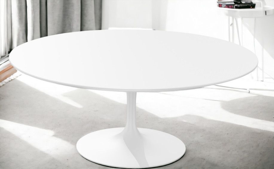 Weißer Saarinen Couchtisch mit runder Tischplatte und zentralem Fuß von Knoll International.