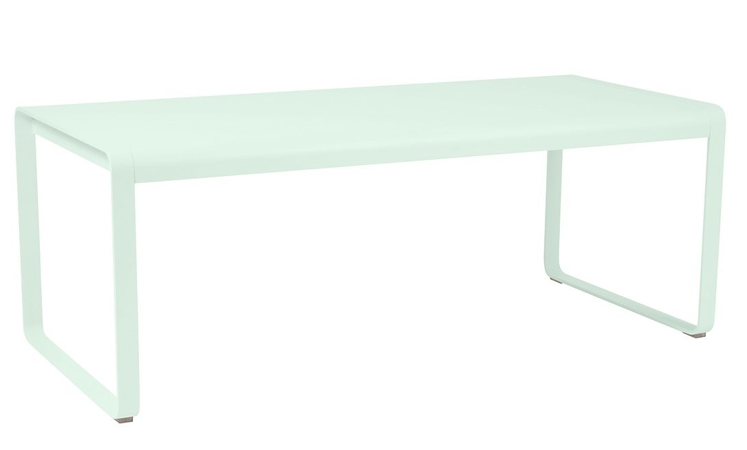 Heller Bellevie Outdoor Tisch von Fermob in Mintgrün, ideal für Garten und Terrasse.