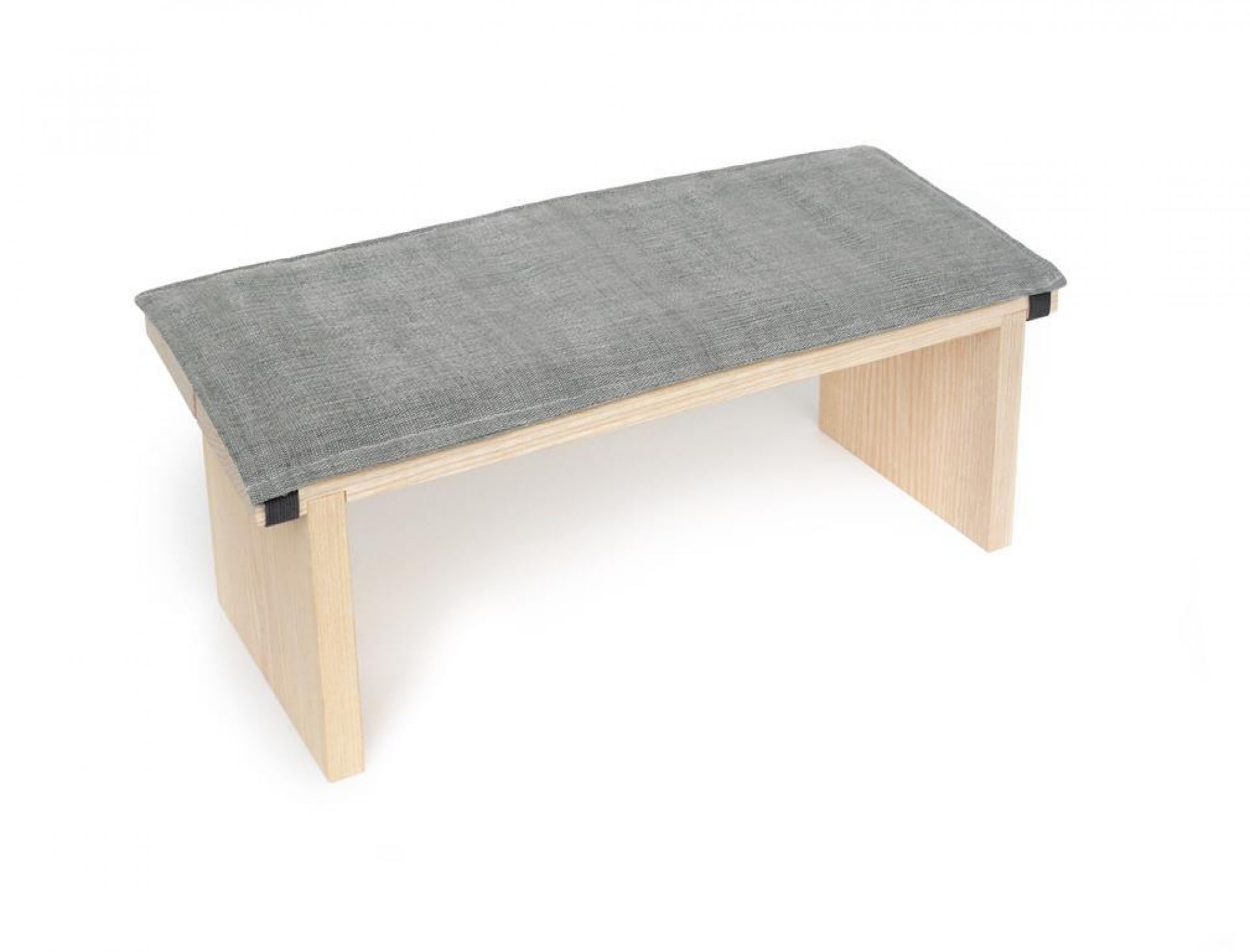 Graue Auflage für Meditationsbank aus Holz, für bequemes und entspanntes Sitzen bei der Meditation.