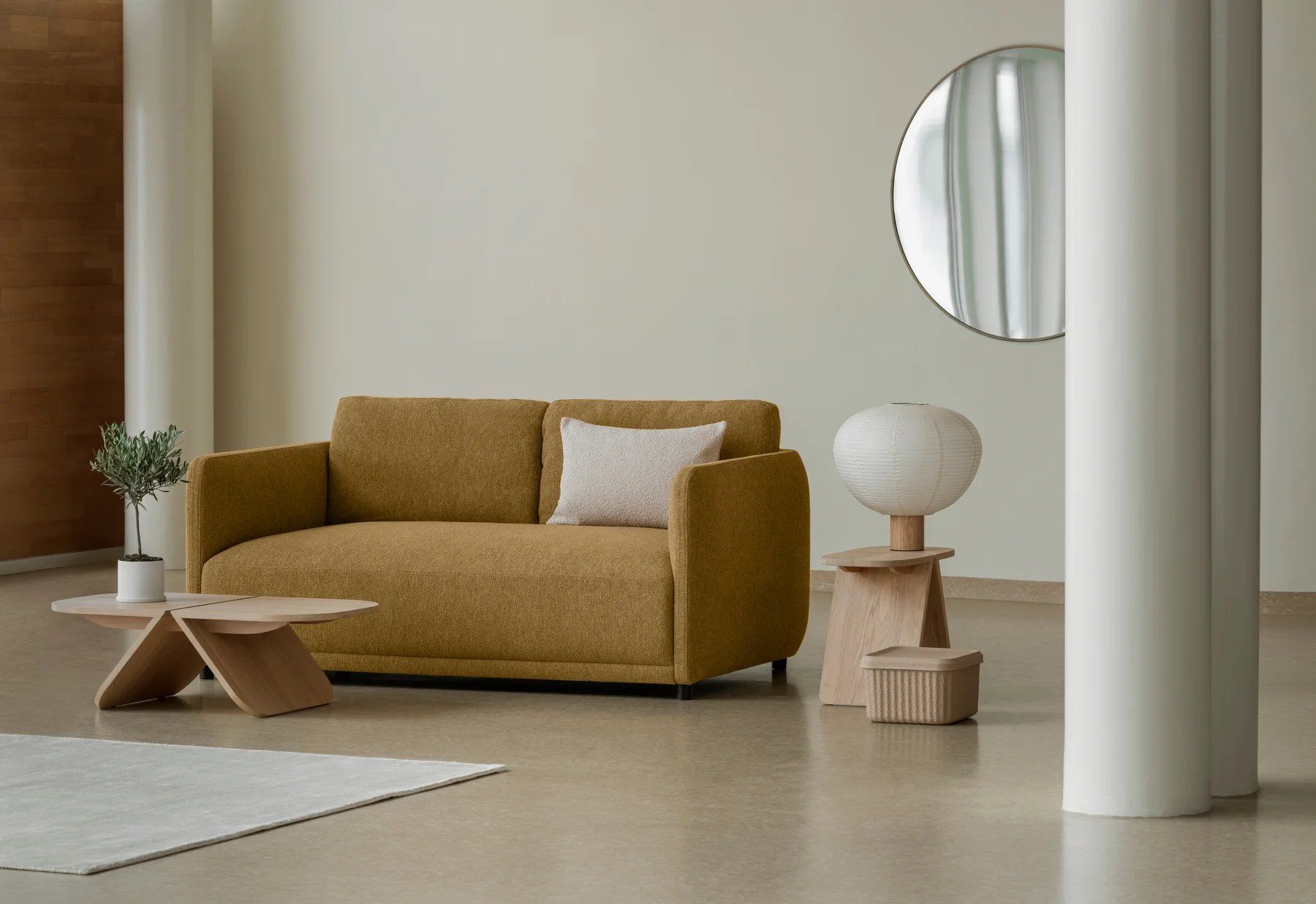 Blomus Kami Reispapier Tischleuchte in modernem Wohnzimmer mit Sofa, Tisch und Spiegel.