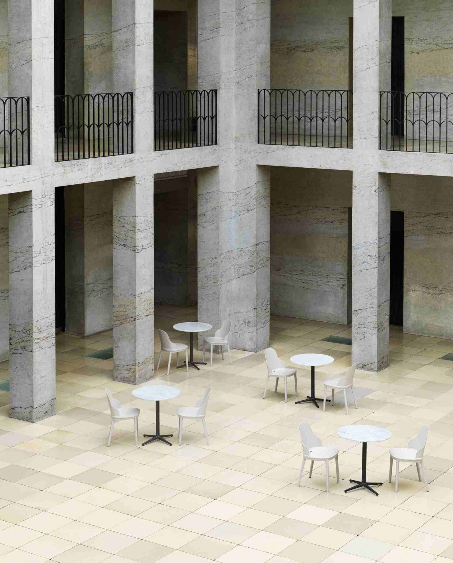 Allez Chair PP Stuhl von Normann Copenhagen in heller Umgebung mit Tischen und Stühlen.