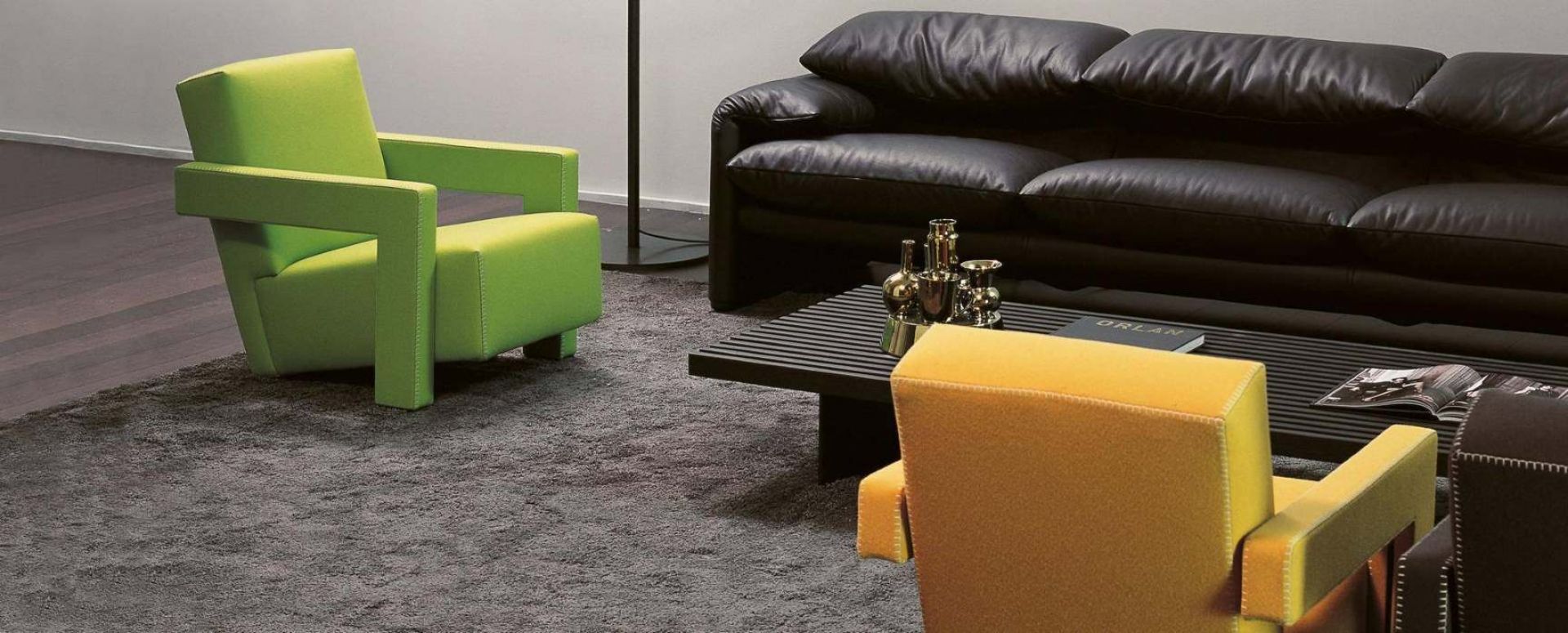 Grüner Cassina Utrecht Sessel und weitere moderne Möbel in einem stilvollen Wohnzimmer.