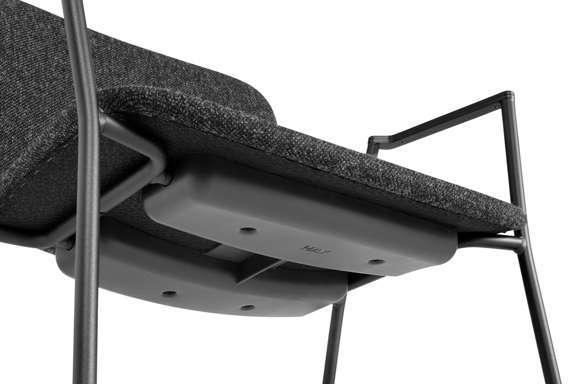 Detailaufnahme des Hay About a Chair AAC19 Stuhls mit grauer Vollpolsterung und schwarzem Gestell.