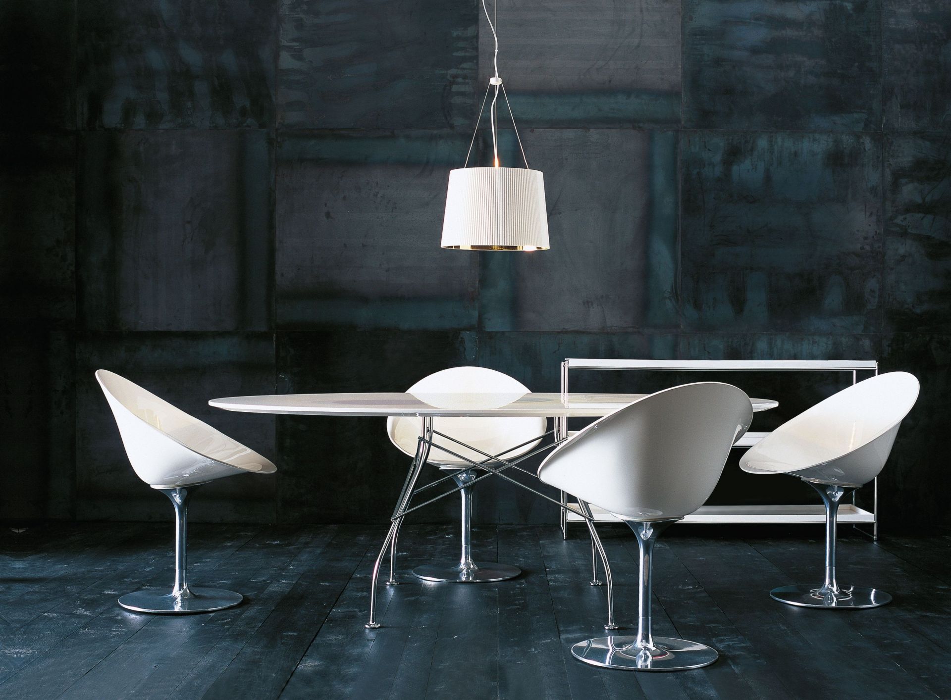 Ovaler Esstisch Kartell MS Symphonie mit Marmor-Optik und weißen Design-Stühlen in modernem Ambiente.