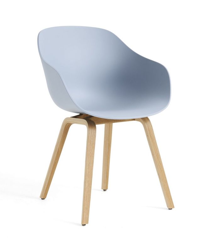 Heller, blauer About a Chair AAC 222 Stuhl von Hay mit Holzbeinen.