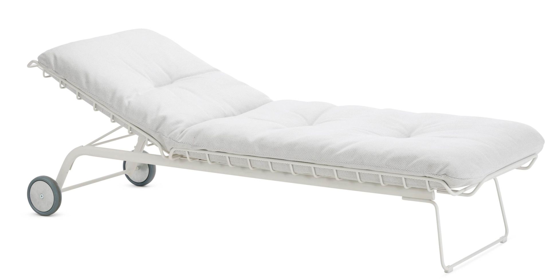 Leyasol Sonnenliege von Freifrau Manufaktur, weiße Indoor Outdoor Liege mit Rädern und bequemer Polsterung.