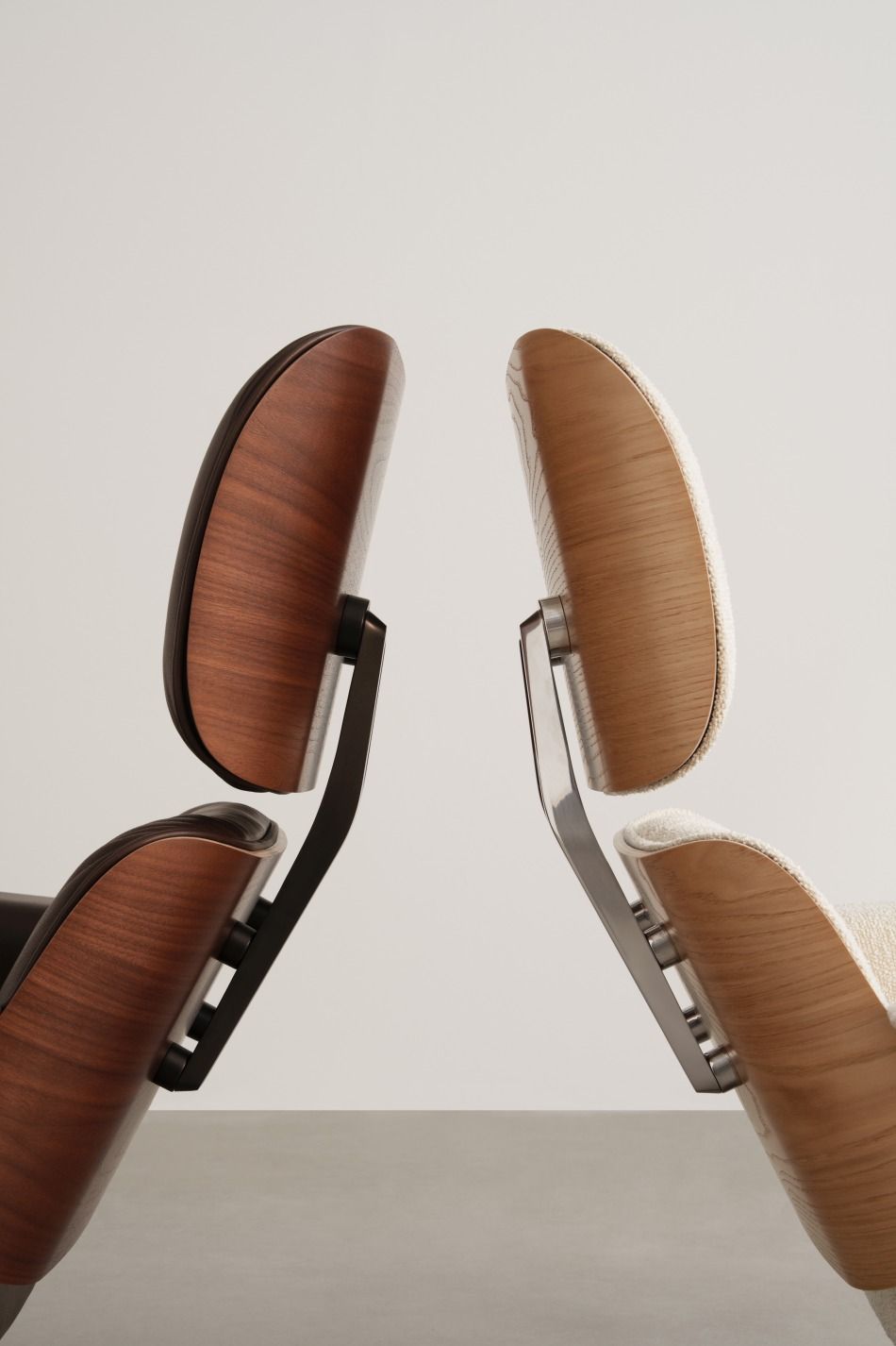 Detailaufnahme zweier Eames Lounge Chairs von Vitra, unterschiedliche Holz- und Lederfarben, Designklassiker.