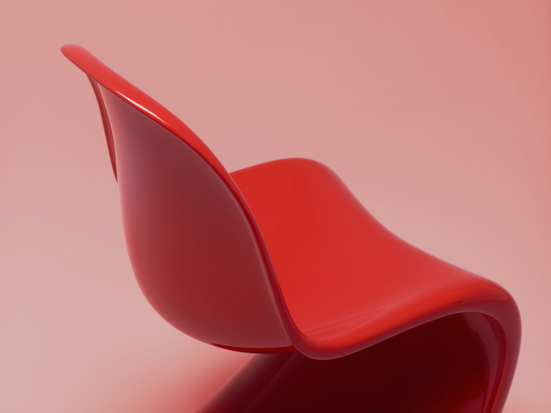 Detailaufnahme eines roten Panton Stuhls von Vitra, ein Designklassiker für modernes Wohnen.