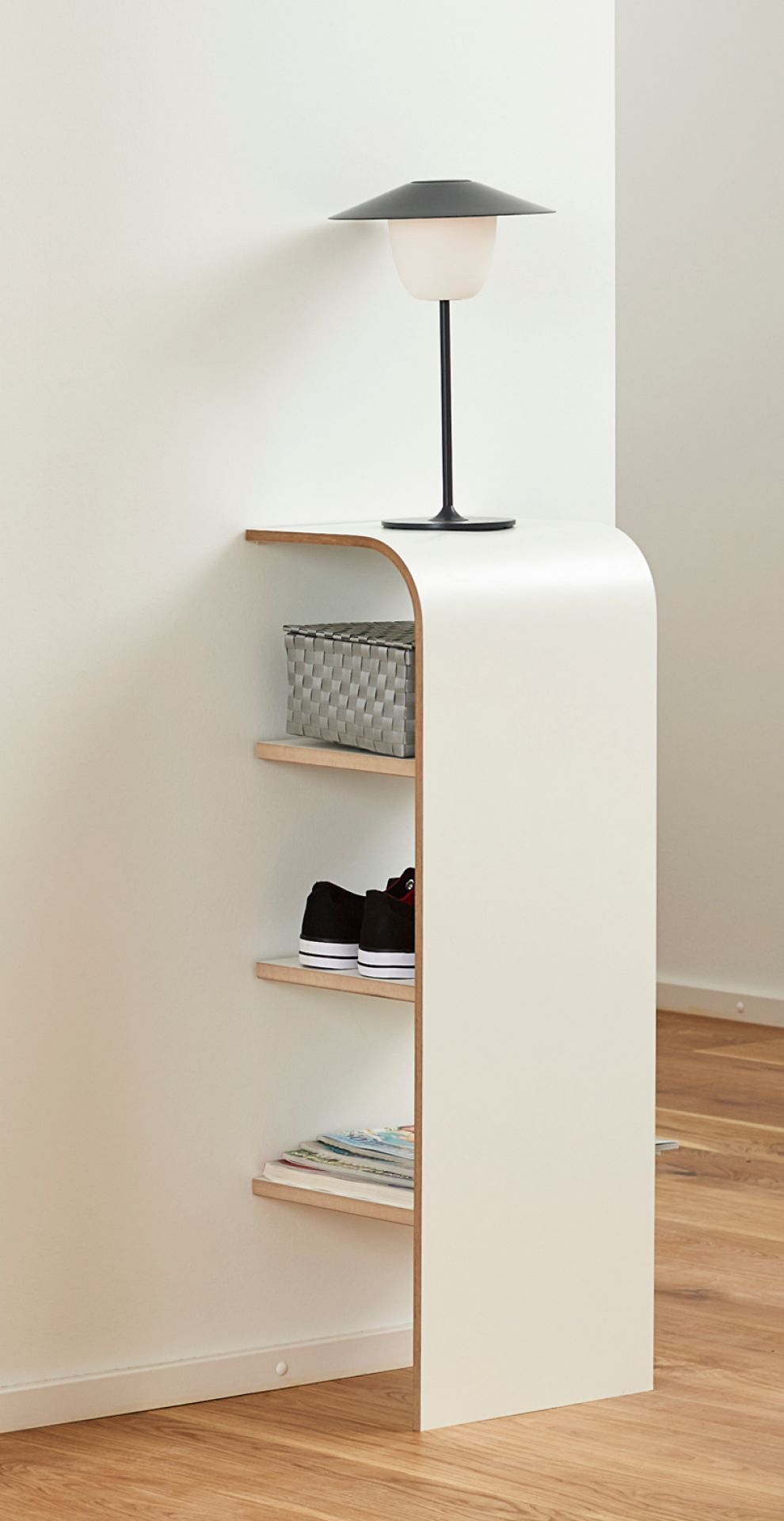 Tojo Schuhregal: Weißes, minimalistisches Regal mit Schuhen, Korb und Lampe. Ideal für Flur und Eingangsbereich.