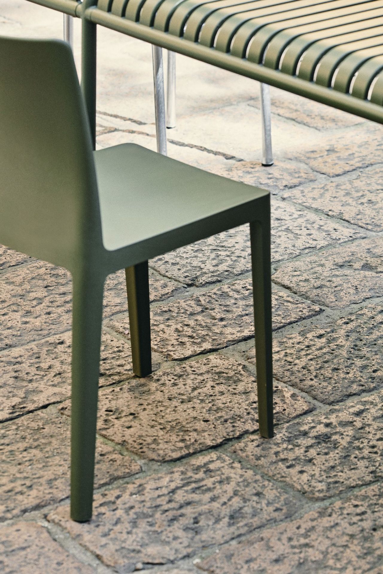 Nahaufnahme des Élémentaire Outdoor Stuhls in Olive Hay, modernes Design für Garten und Terrasse.