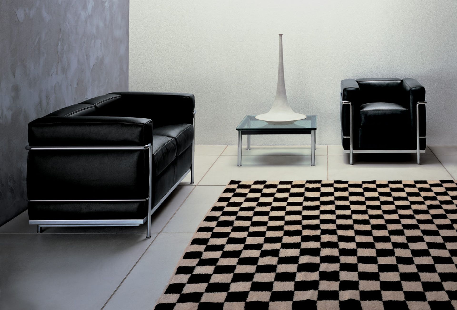 Schwarzer Cassina Grand Confort Sessel und Sofa aus Leder mit Chromgestell in modernem Wohnzimmer.