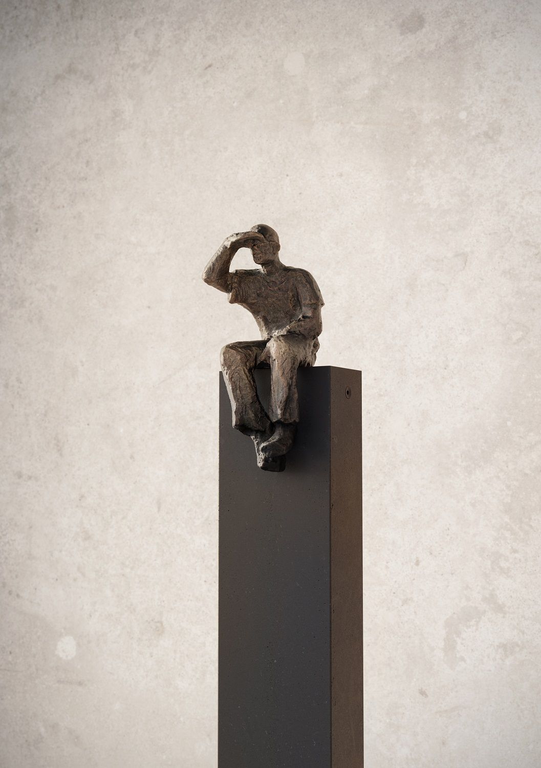 I See Floor Lamp Stele: Stehleuchte mit sitzender Bronzefigur, die in die Ferne schaut.