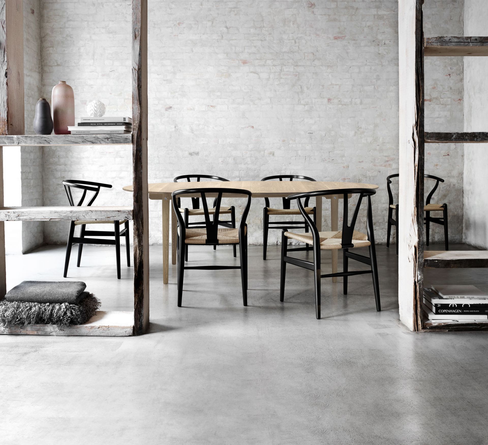 CH338 Ovaler Esstisch aus Eiche von Carl Hansen & Søn mit schwarzen Y-Stühlen.