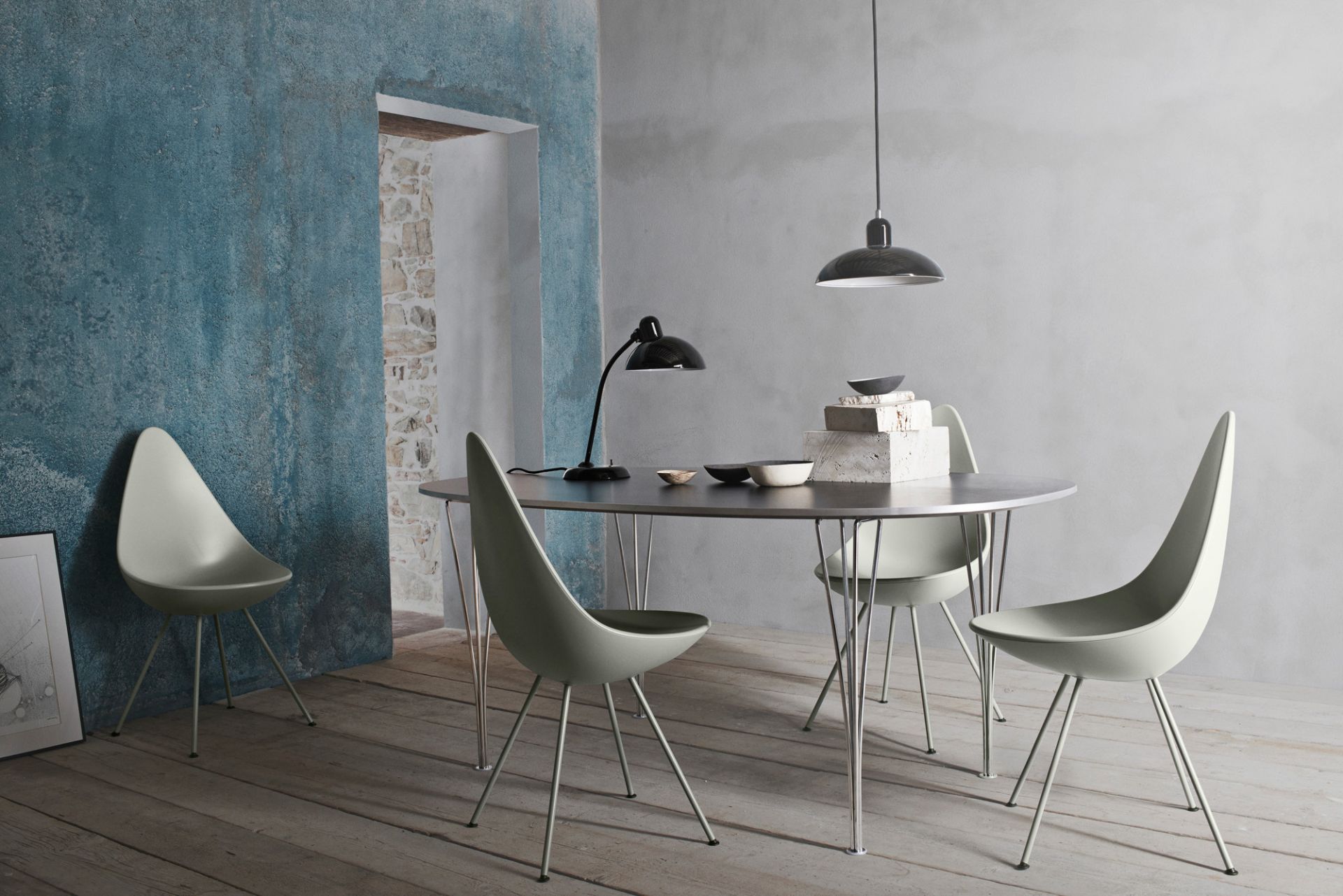 Schwarze Kaiser idell Pendelleuchte über Esstisch mit Stühlen, modernes Design, Fritz Hansen Leuchte.