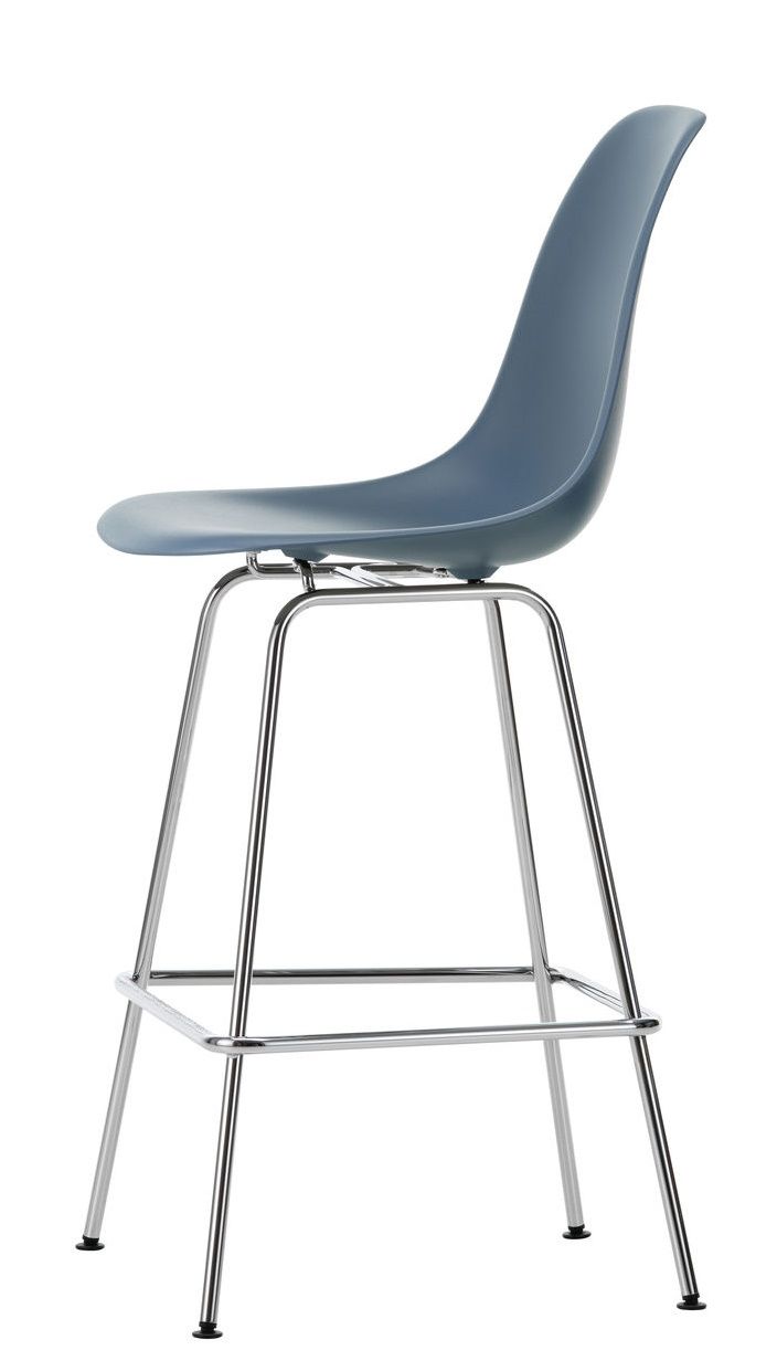 Vitra Eames Plastic Bar Stool in Medium Höhe, blaugraue Sitzschale und verchromtes Stahlgestell.