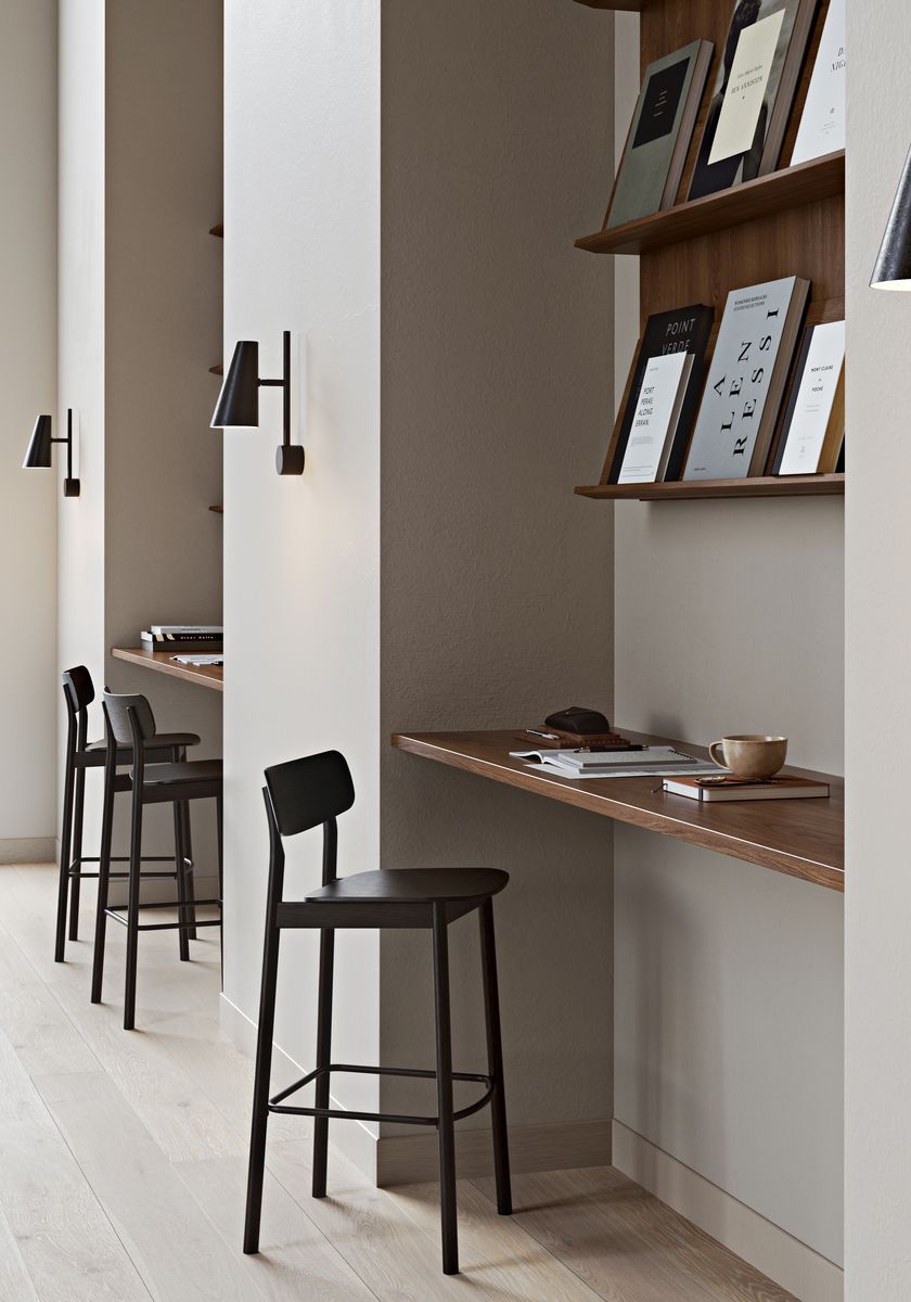 Reihe Soma Barhocker von Woud, Eiche weiß pigmentiert, an Wandtischen in minimalistischem Interieur.