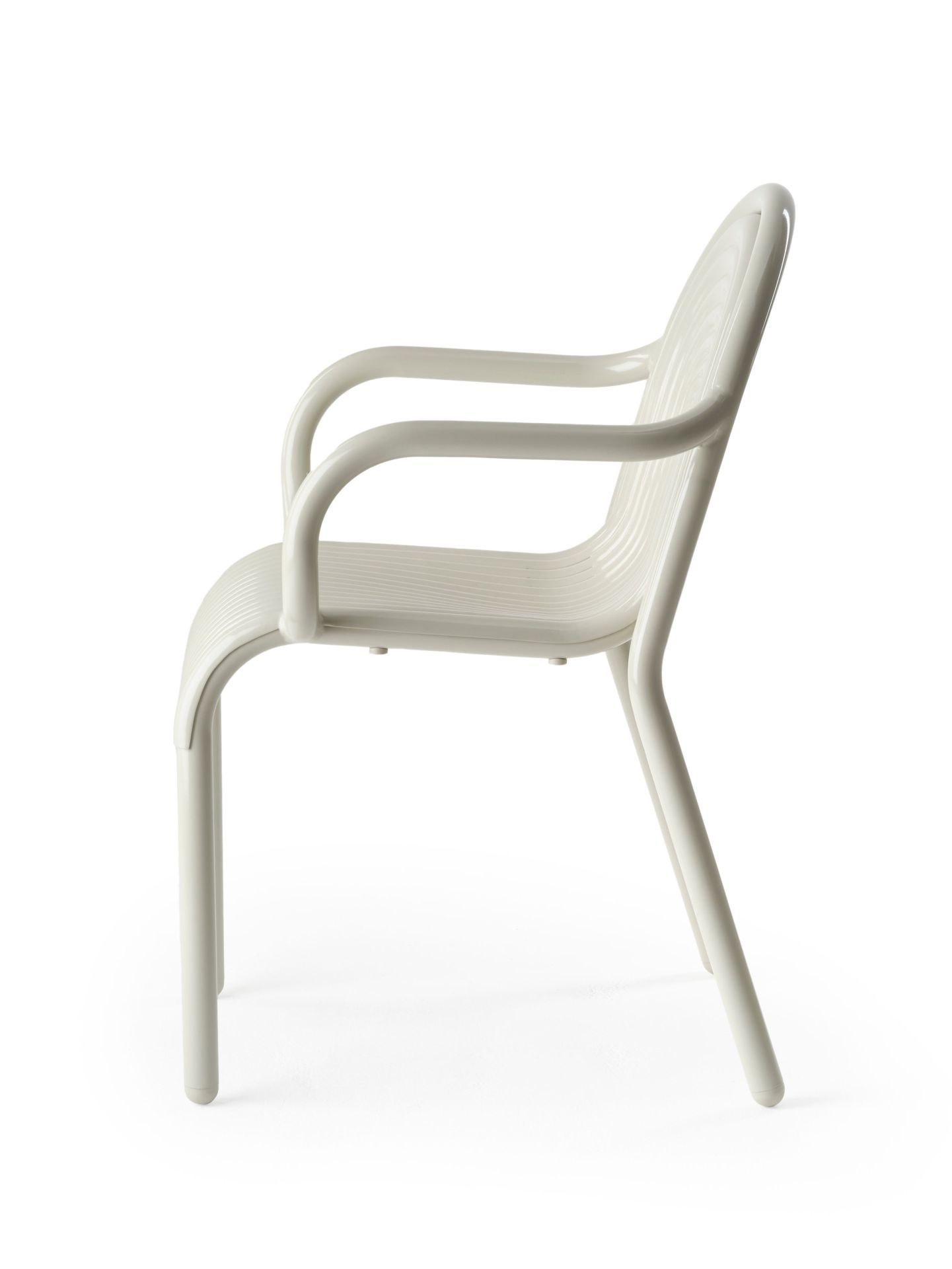 Groove Armlehnstuhl von Tom Dixon in Putty: Seitenansicht des modernen Outdoor-Stuhls.