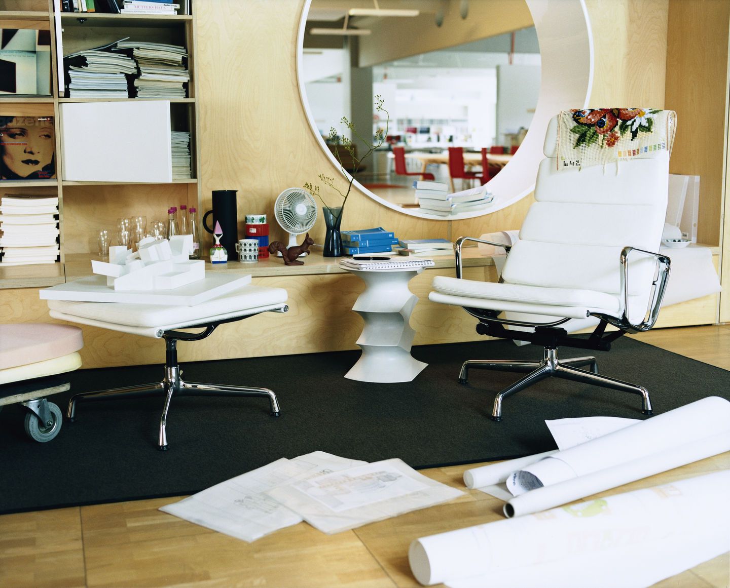 Weißer Vitra EA222 Soft Pad Sessel im modernen Büro mit Schreibtisch und Designelementen.