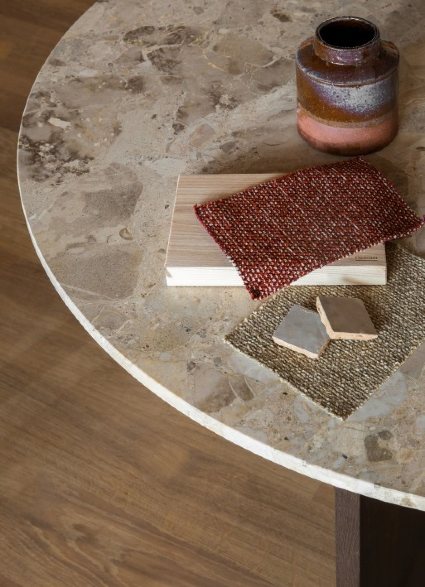 Detailaufnahme des Androgyne Dining Table mit Sandsteinplatte und dunklem Eichenfuß, Esstisch für Esszimmer.