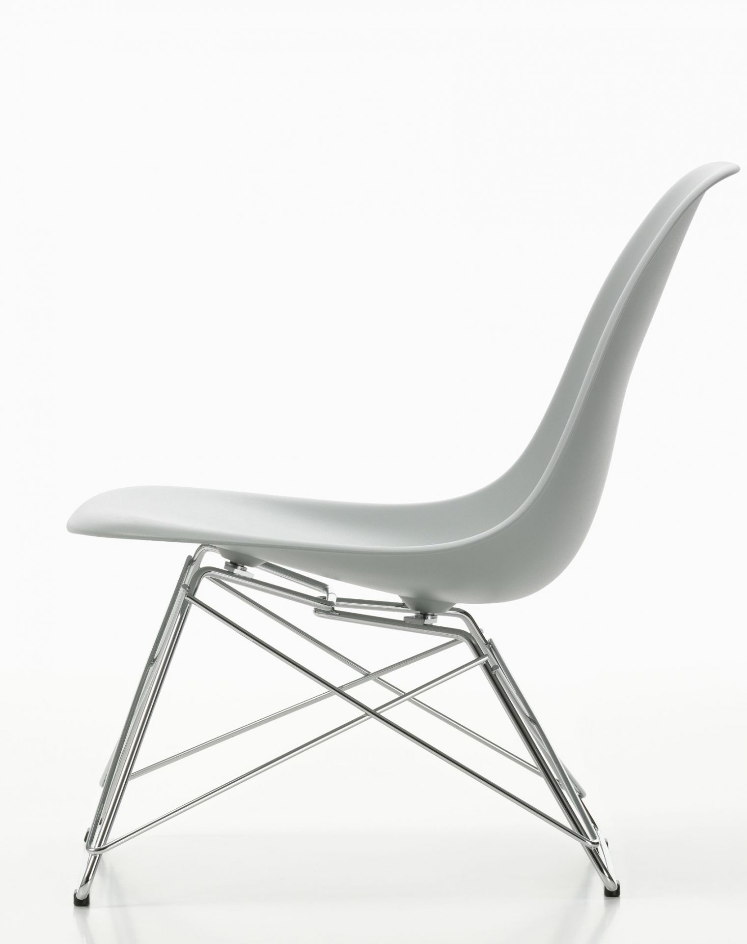 Seitenansicht des grauen Eames Plastic Side Chair LSR Stuhl Vitra mit verchromtem Metallgestell.
