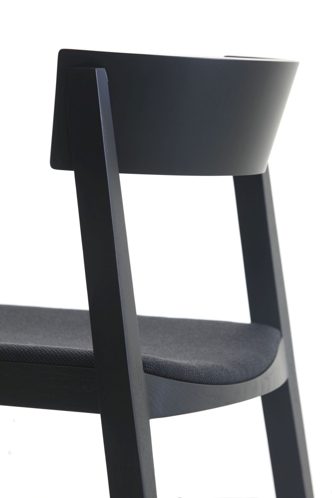 Detailaufnahme des Bik Stuhl Prostoria in Schwarz mit Stoffbezug, ideal für modernes Wohnen und Esszimmer.