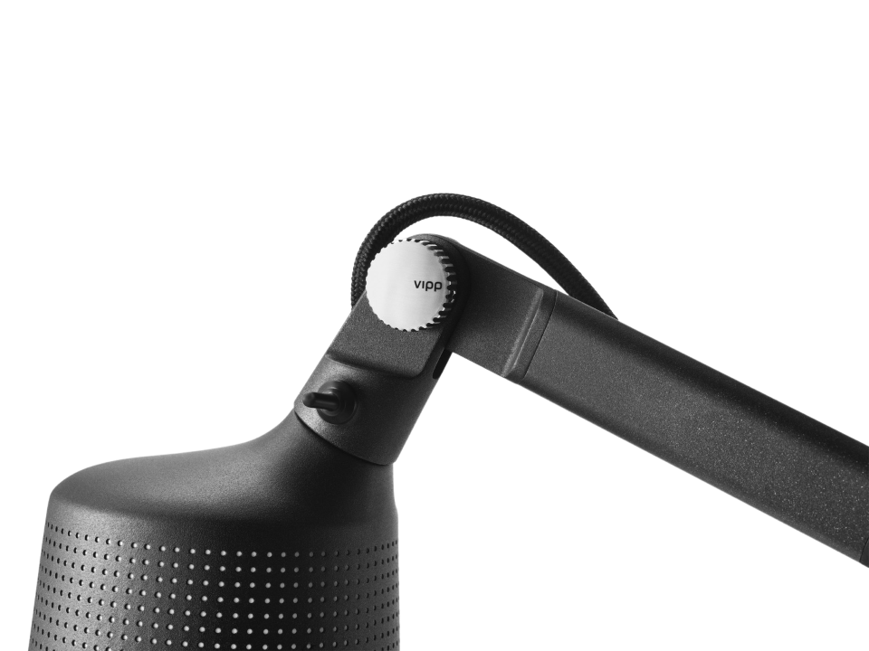 Detailaufnahme der Vipp Boden Leselampe in Schwarz, Fokus auf Lampenkopf und Einstellmechanismus.